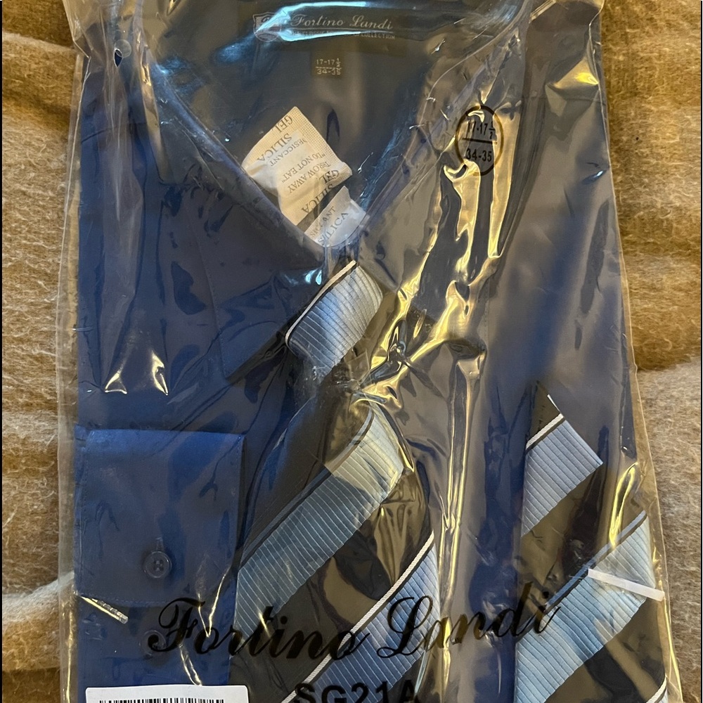 New in box mens dress shirt & tie. 34-35, 17-17.5